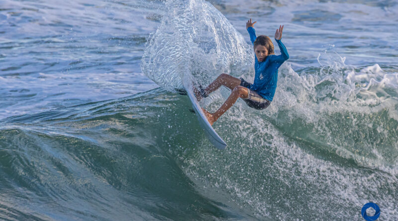 BAIANO DE SURF AGITA AS ONDAS DE AREMBEPE NESTE FINAL DE SEMANA.