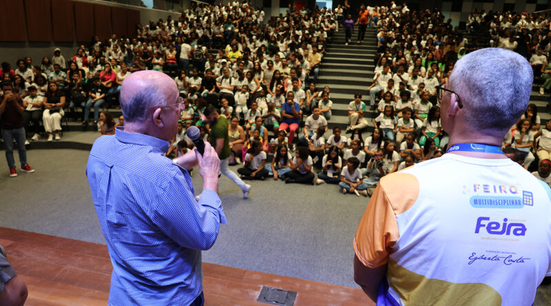 Mais de mil alunos participam da II Feira Multidisciplinar da Rede Municipal de Feira de Santana.
