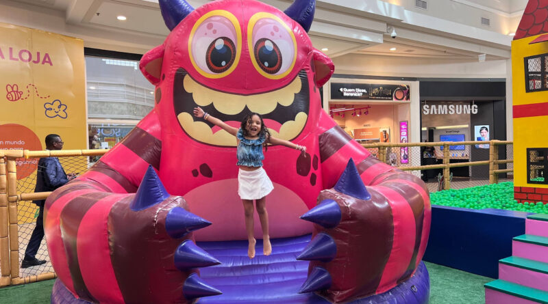 Boulevard Shopping celebra Mês das Crianças com exposição de robôs e apresentação teatral.