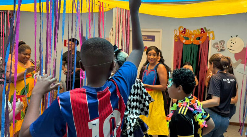 CER-TEA realiza baile carnavalesco para crianças com autismo.