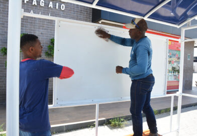 Prefeitura instala novos abrigos de ônibus com acessibilidade e tecnologia.