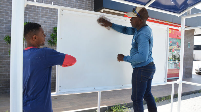 Prefeitura instala novos abrigos de ônibus com acessibilidade e tecnologia.