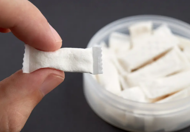 Sachês de nicotina podem causar lesões na gengiva e até perda dentária.