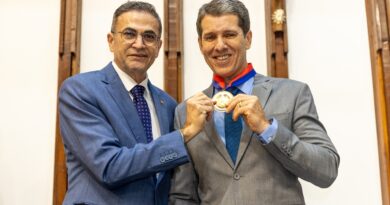 Zé Cocá recebe Comenda 2 de Julho e mostra a força do líder do interior.