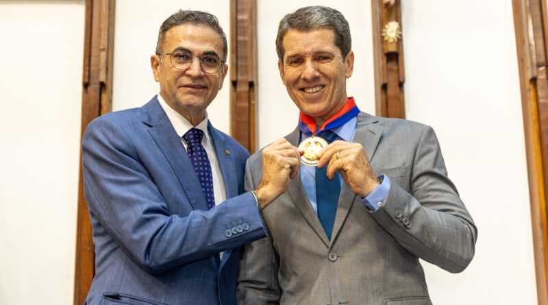 Zé Cocá recebe Comenda 2 de Julho e mostra a força do líder do interior.