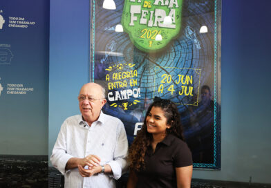 Cantora feirense finalista do quadro Dupla do Brasil, do Caldeirão com Mion, é recebida pelo prefeito.