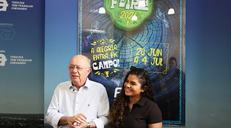 Cantora feirense finalista do quadro Dupla do Brasil, do Caldeirão com Mion, é recebida pelo prefeito.