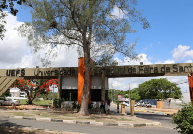 Uefs celebra 50 anos com programação cultural, homenagens e atividades abertas ao público.