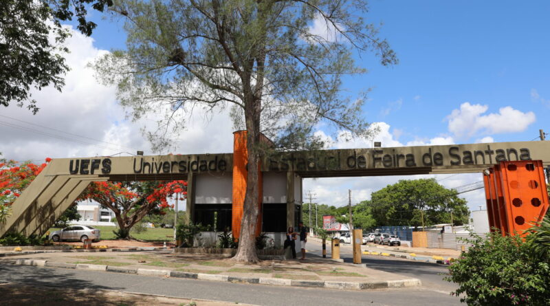 Uefs celebra 50 anos com programação cultural, homenagens e atividades abertas ao público.