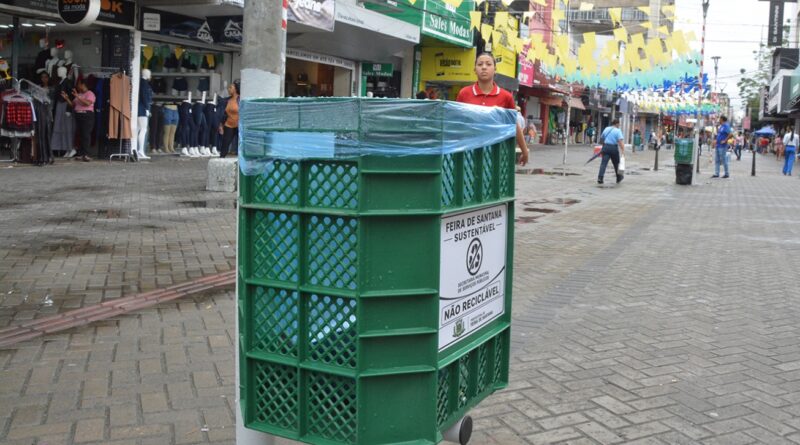 Sesp realiza a instalação de 30 papeleiras na Rua Sales Barbosa.