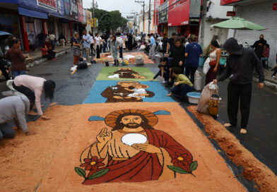 Tapetes de Corpus Christi transformam ruas de Feira de Santana em cenário de fé e devoção.