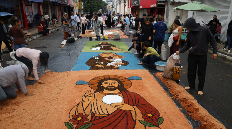 Tapetes de Corpus Christi transformam ruas de Feira de Santana em cenário de fé e devoção.