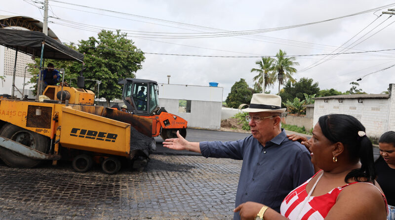 Pavimentação avança no Limoeiro e prepara entorno da praça para ampla requalificação