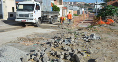 Prefeitura de Feira de Santana implanta drenagem na Avenida Iguatemi para combater erosão no asfalto. Prefeitura de Feira de Santana implanta drenagem na Avenida Iguatemi para combater erosão no asfalto.