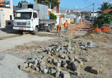 Prefeitura de Feira de Santana implanta drenagem na Avenida Iguatemi para combater erosão no asfalto. Prefeitura de Feira de Santana implanta drenagem na Avenida Iguatemi para combater erosão no asfalto.