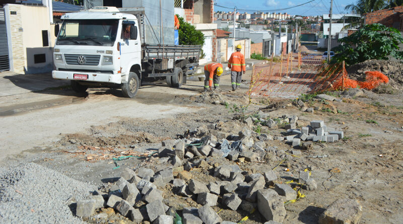 Prefeitura de Feira de Santana implanta drenagem na Avenida Iguatemi para combater erosão no asfalto.