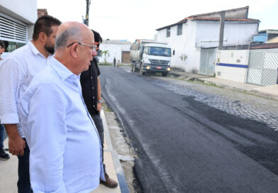 Prefeitura de Feira pavimenta mais duas ruas no bairro Brasília