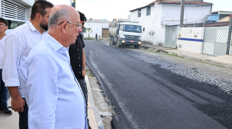 Prefeitura de Feira pavimenta mais duas ruas no bairro Brasília