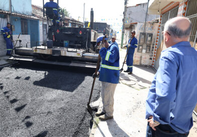 Bairro Tomba ganha pavimentação asfáltica na Rua Romana