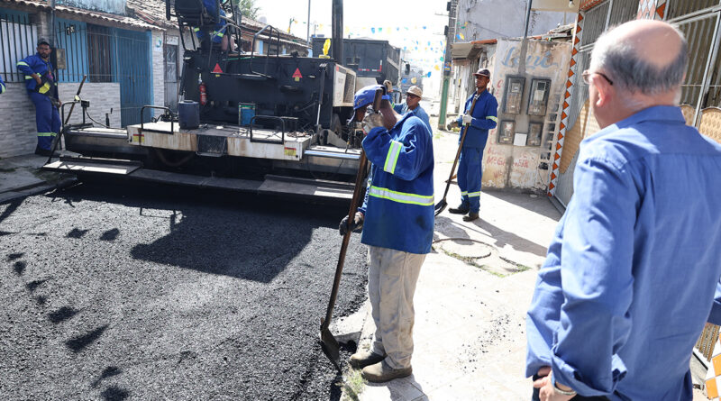 Bairro Tomba ganha pavimentação asfáltica na Rua Romana