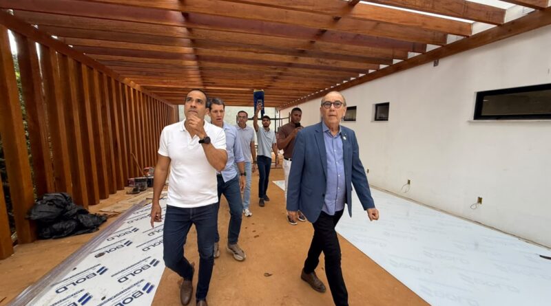 Bruno Reis e Zé Cocá são recebidos por Wilson Cardoso para visita às obras de modernização da UPB e destacam união do municipalismo baiano