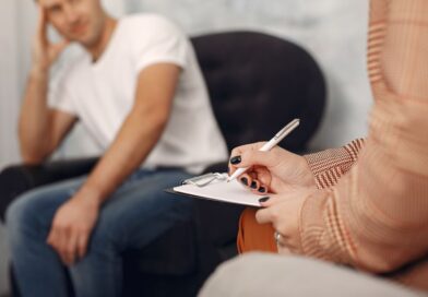Excesso de estímulos e pressão: psicóloga explica por que a saúde mental precisa de cuidado