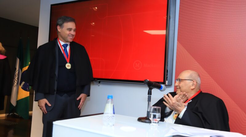 Com saudação de Ives Gandra, ministro André Mendonça toma posse na Academia Mackenzista de Letras