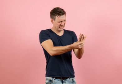 Quando a dor nas mãos não é só cansaço: a doença que atinge 2 milhões de brasileiros no auge da vida produtiva
